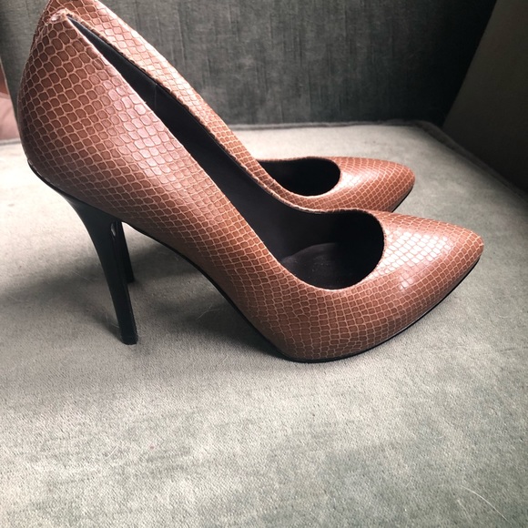 Guess by Marciano size 9 tan opera pumps - Picture 3 of 6